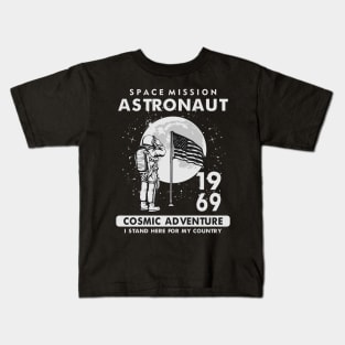 ASTRONAUT AND AMERICAN FLAG Kids T-Shirt